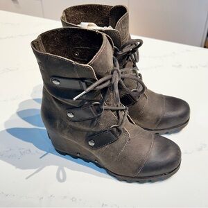 Sorel Joan of Arctic mid wedge boots, grill/black, 6.5